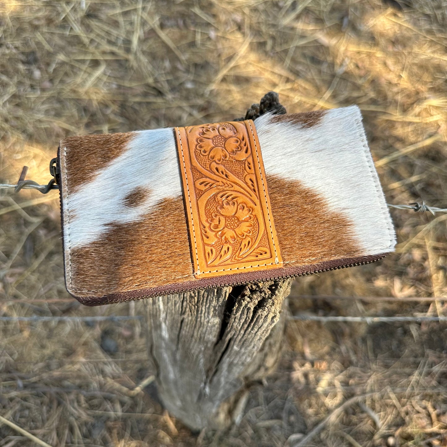 Salta - Cowhide Wallet with Tooling Details